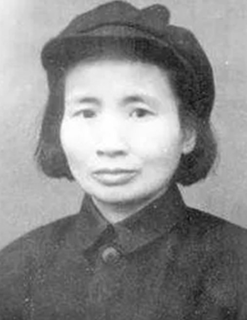 1932年，地下党钱瑛撤退时不幸被捕，她为了不暴露身份，借口肚子疼要去上厕所趁此