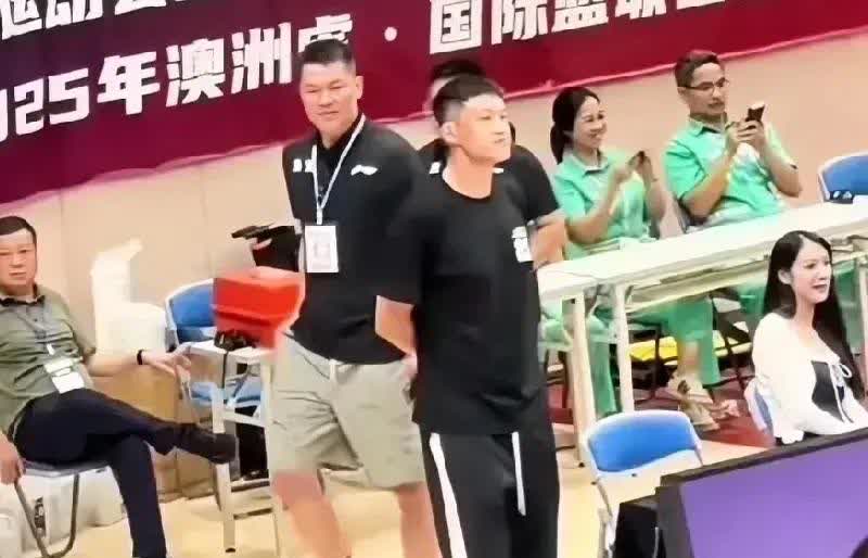 周鹏、朱芳雨再也回不到从前，再也不是兄弟了？

看到朱芳雨走过的周鹏，扭头就