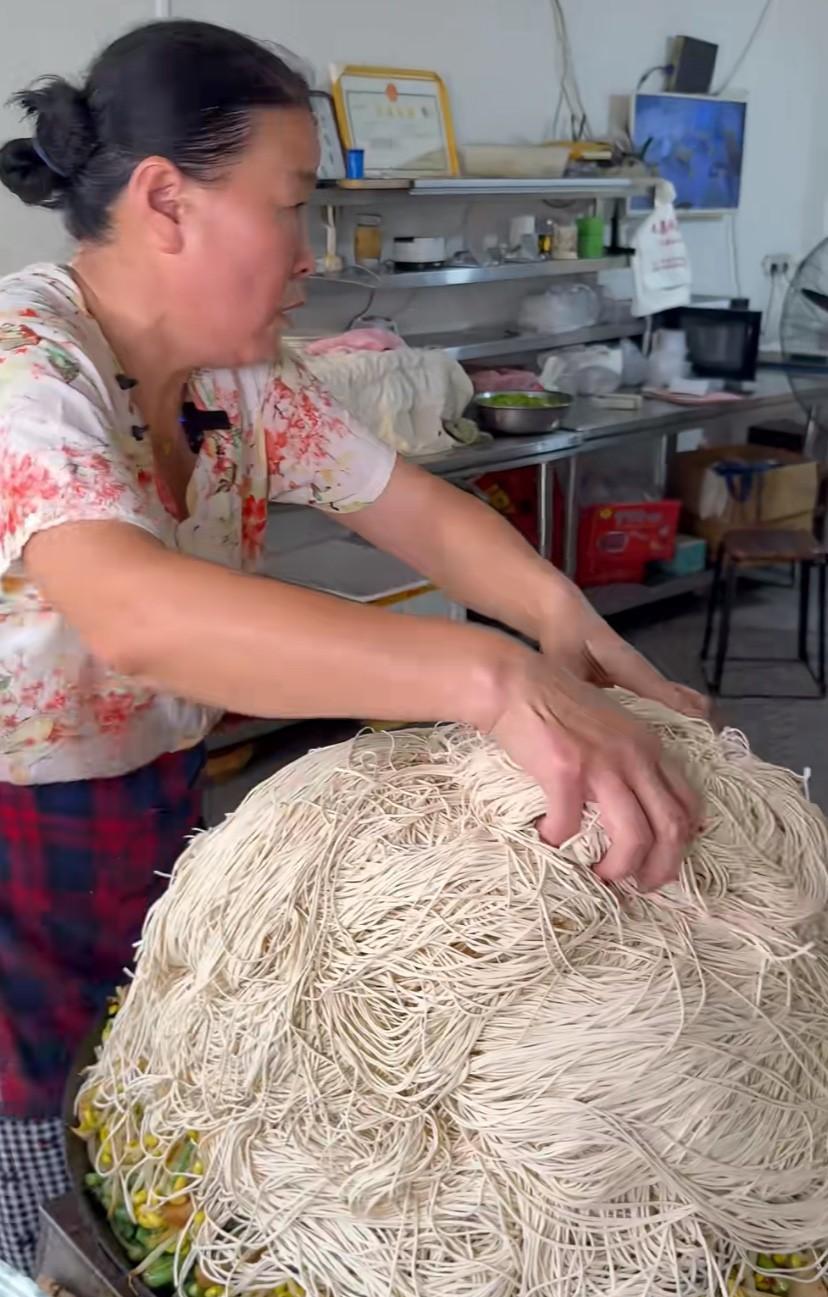 路过安徽阜阳一饭馆，这是一道什么饭菜，第一次见这么做面条的，安徽的老乡来说说这是