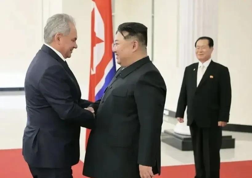 不足半月，绍伊古两次访平壤，这里面透出哪些信息？
我们知道，本月4日，俄联邦安全