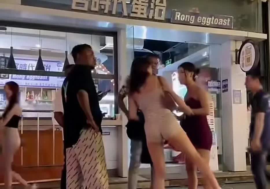 黑人真这么有魅力吗？
深夜两名女子看到多名黑人男子后，主动上前搭讪，没几分钟就