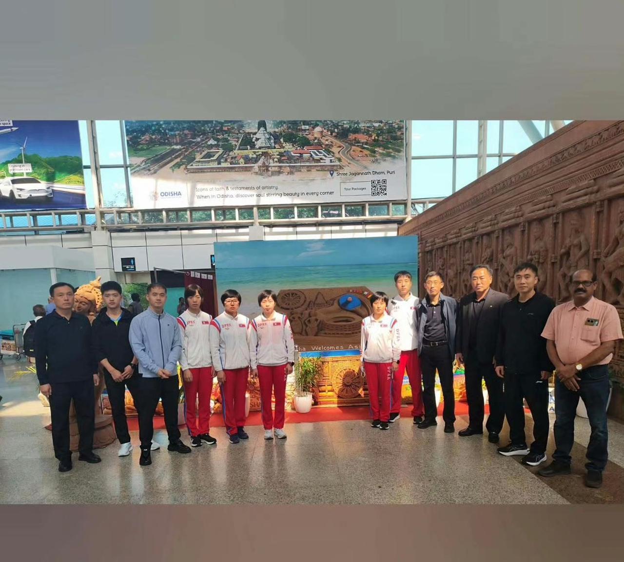 10月9日中国台北队和朝鲜队到达印度参加亚锦赛印度在下飞机还给举办仪式，大合影一