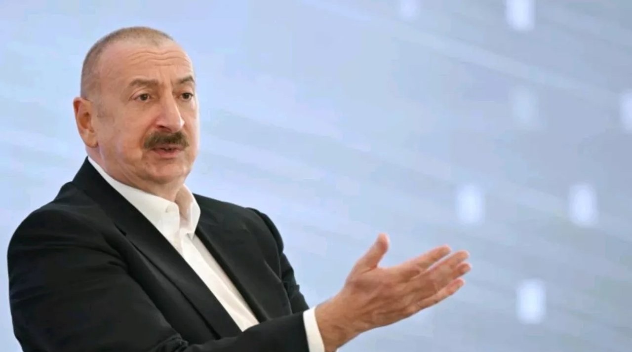 阿塞拜疆总统收乌军臂章支持乌克兰，俄媒批评：明显的政治秀！



昨天阿塞拜疆国