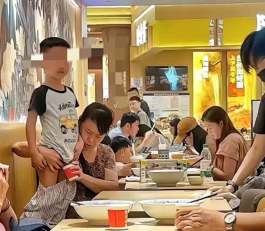 有人说这位妇女不顾众人吃饭的情况下很恶心的拿饭店的一次性杯子，给他的孙子接尿的行