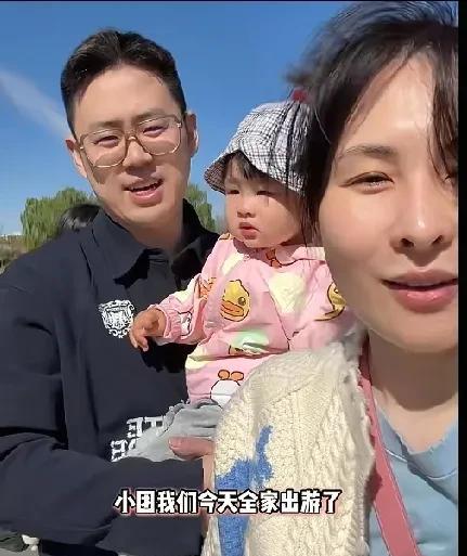 团爸笑着和团奶奶说
妈你可别美了
你美什么美
说着还抱着团团轻轻撞了一下团奶奶