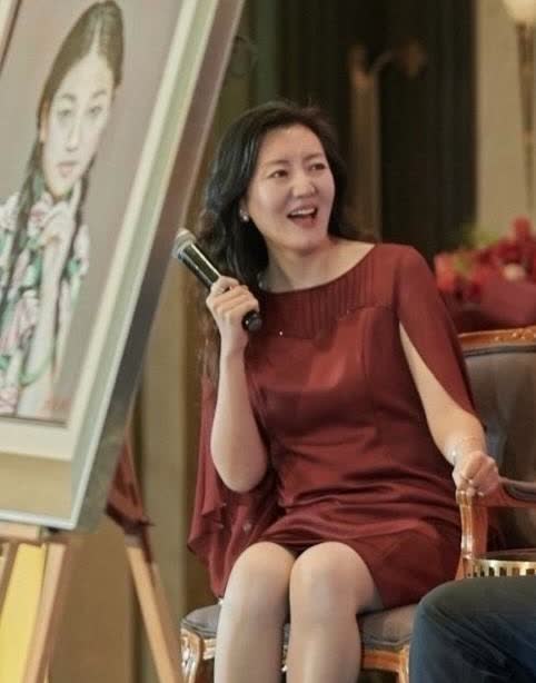 阎华，170cm，风韵犹存。