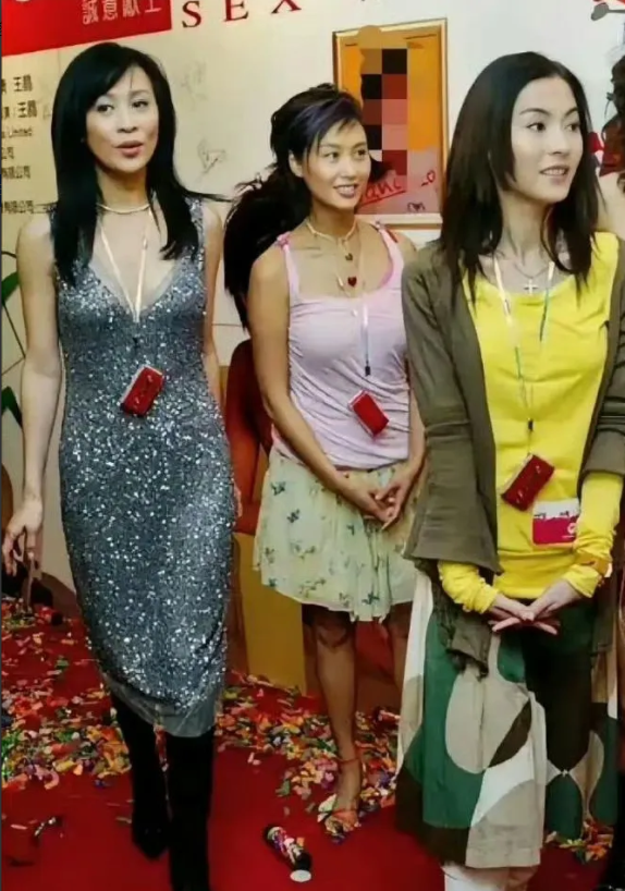 三十年前挂着一部手机还是非常时髦的
