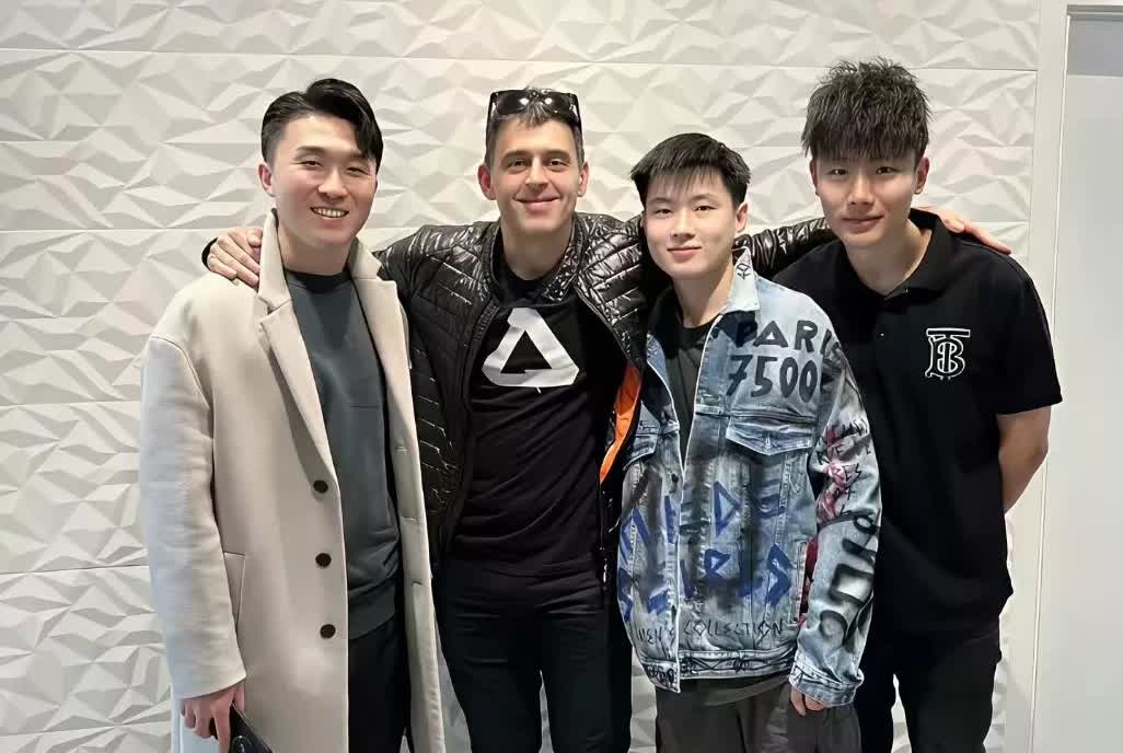 火箭奥沙利文和赵心童的关系不一般，应该是亦师亦友吧！左一右一的两个小伙子是台球界