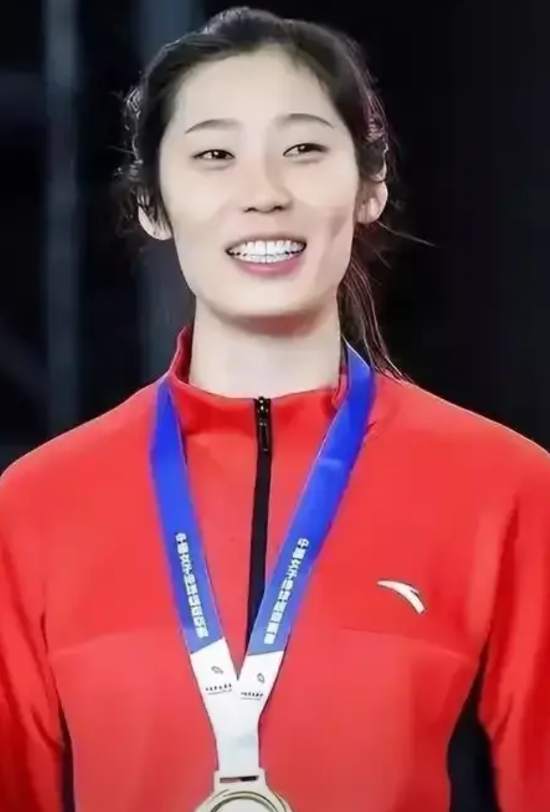 目前球迷要求进入新一期女排国家队呼声最高的10位球员：

1.主攻朱婷

2.副