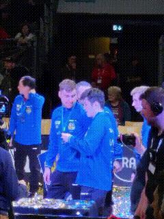 哈哈，小弗队长太有趣了！
德国杯夺冠后，小弗抓起一把彩片就往东东头上撒，像逗小孩