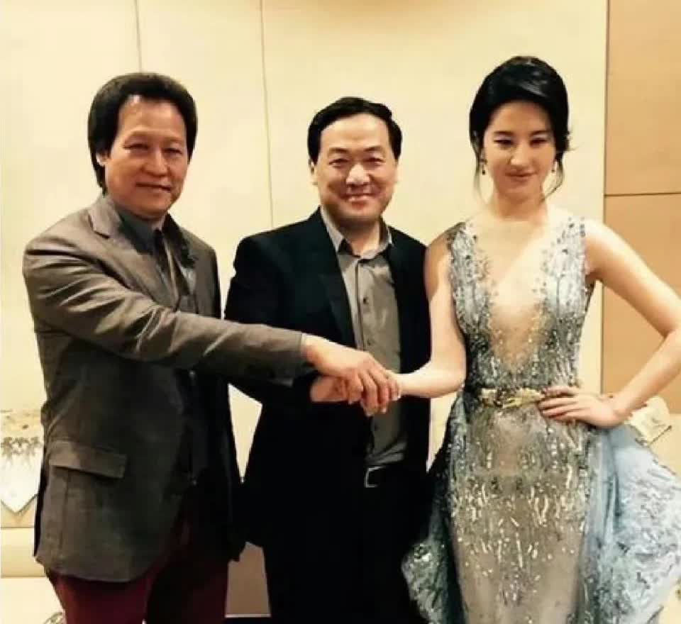 刘亦菲和干爹陈金飞？

杨采钰怀孕之后陈金飞和刘亦菲自然也是连带着被讨论了一