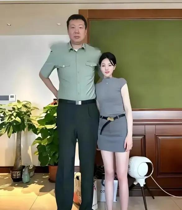 王治郅和二婚娇妻周蕾的合影，男的身高2·13米，是蓝球明星，曾在亚运会赛场上斩获