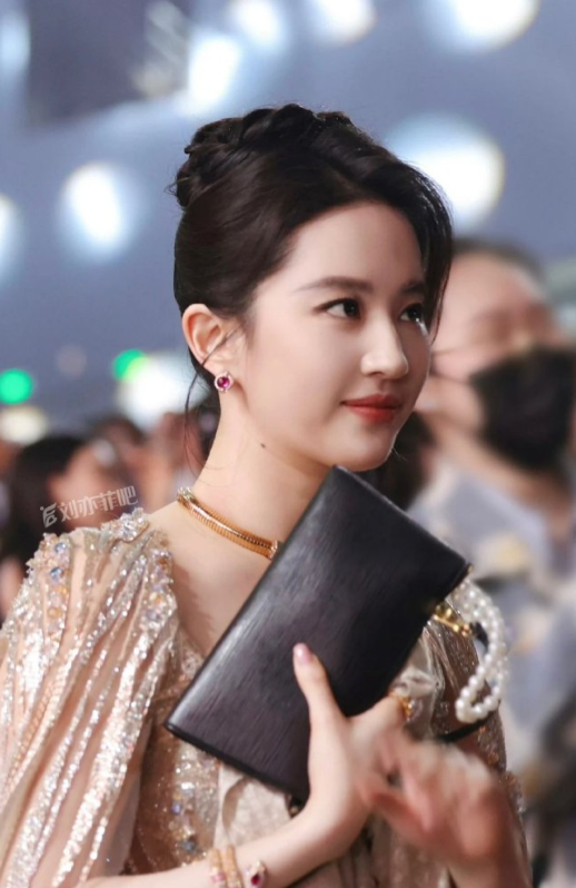 演员一辈子都希望创造一个让人无法忘怀的经典角色，是为了它去努力的，而不是为了他人
