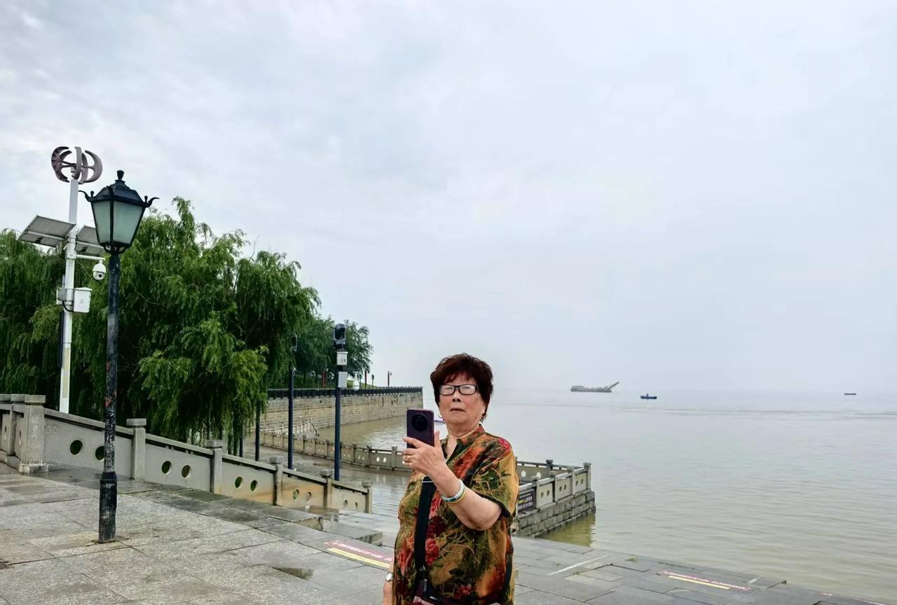 上联：走街串巷观美景
下联：？
