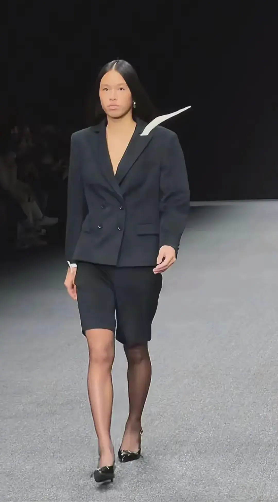 张庭的女儿，才15岁，看起来好大一只。