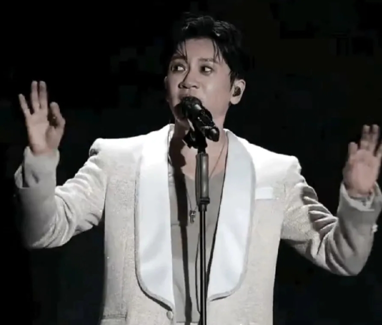 52岁的苏有朋最近很烦，他怎么也没想到，自己精心准备的演唱会造型会让他现眼。穿着