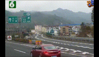 这算逃逸吗？小车高速路口突然停车，半挂车避让不及差点侧翻，小车却淡定的开走了。
