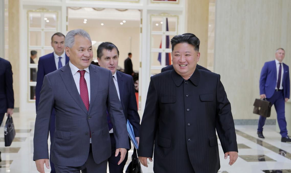 金正恩元帅接见谢尔盖绍伊古。嘱托绍伊古转达自己对普京致以崇高的敬意和兄弟问候。