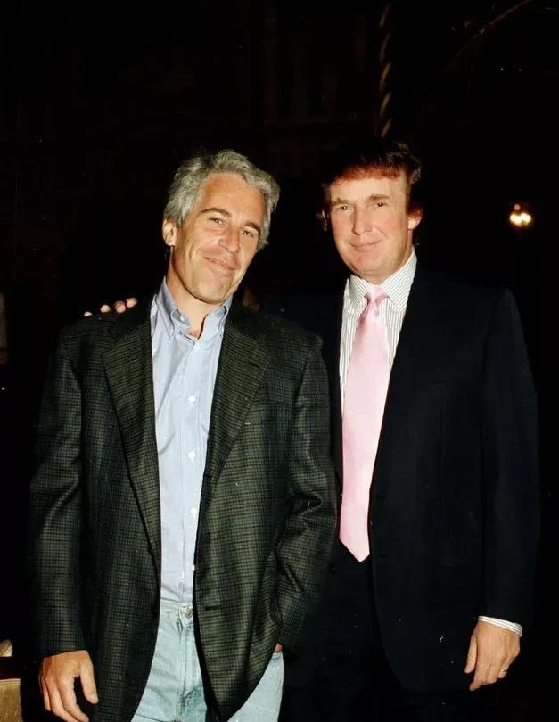 【特朗普：公布爱泼斯坦案笔录不适合左翼疯子】
华盛顿时间2025年7月19日，美