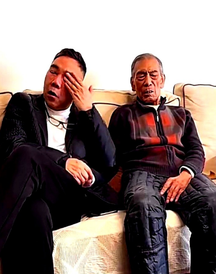 杨义直播和网友唠嗑为啥不拍《阳光快乐生活》了，这事儿得从剧组凑人说起。
以前拍戏
