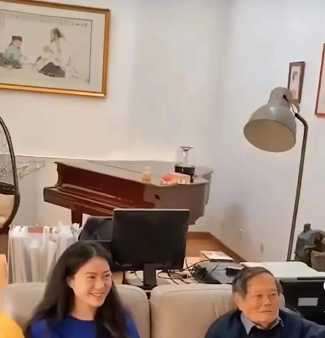 这是杨振宁与翁帆坐在沙发上的合影照，两人并没有紧挨着坐，中间还有很大的缝隙，分别