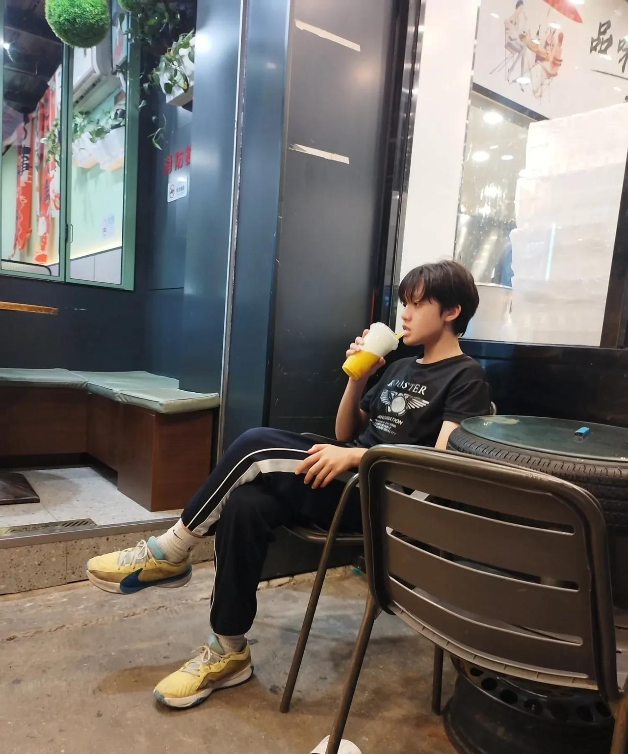15岁的儿子暑假还去打了几天暑假工。
早上6点多，儿子就悄悄的起来了，他可能是不