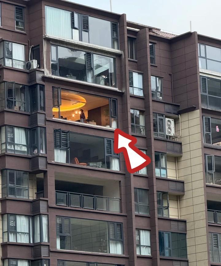 这应该是我们小区，最霸气的邻居[发怒][发怒]
封窗就是一大块玻璃
装修吊顶也是