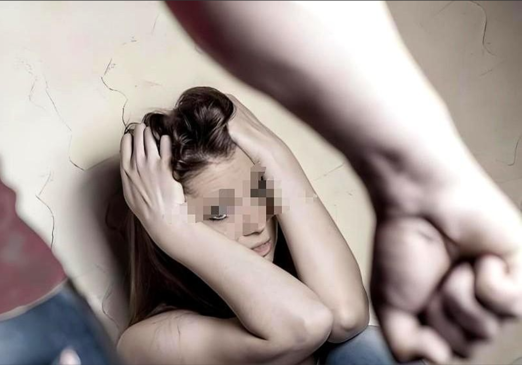 北京有个女的，跟她男人吵架。


没想到她男人动手了，不光打她，连她妈也打了。她