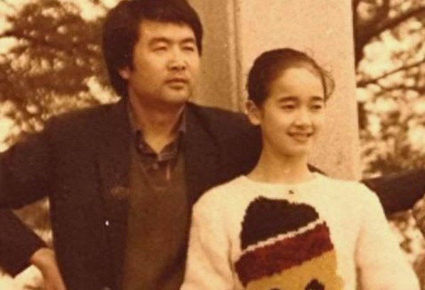 左小青她年轻的时候也没有觉得像传说中的那么美，面相有点土气。
 
娱乐圈美女如云