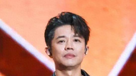 凤凰传奇曾毅佩戴手表表盘图案引争议！  自曝曾脚踹女员工