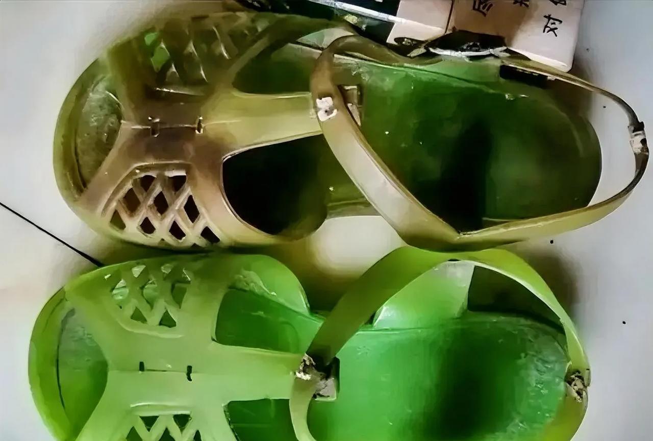 你穿过这样的塑料凉鞋吗？这也是一代人的记忆！现在根本见不到这样的鞋了，因为是塑料
