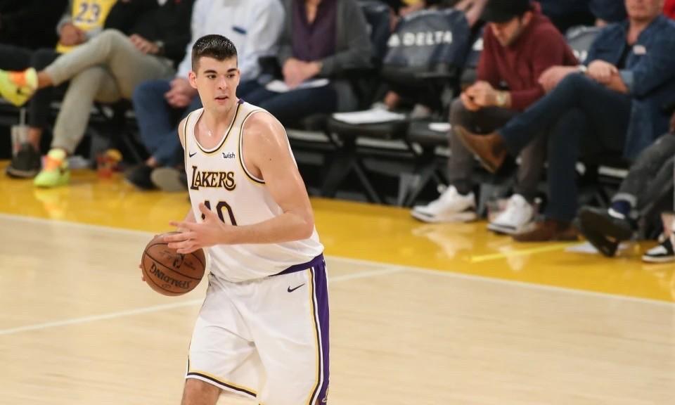 湖人血亏啊
美媒NBA Retweet今日回顾了湖人和快船的一笔交易，并写道：“