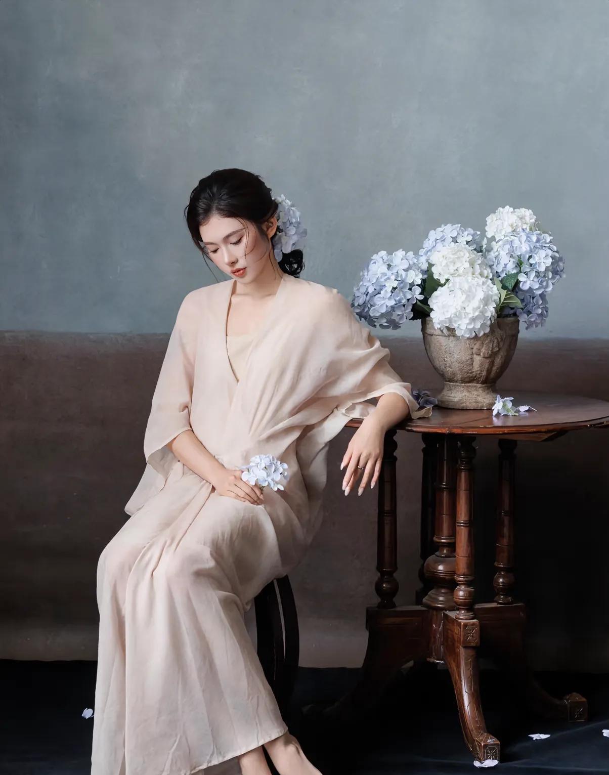 冠军运动员吴艳妮穿运动装你见过，
穿成属于淑女你见过吗？
真是多栖发展啊，现在体