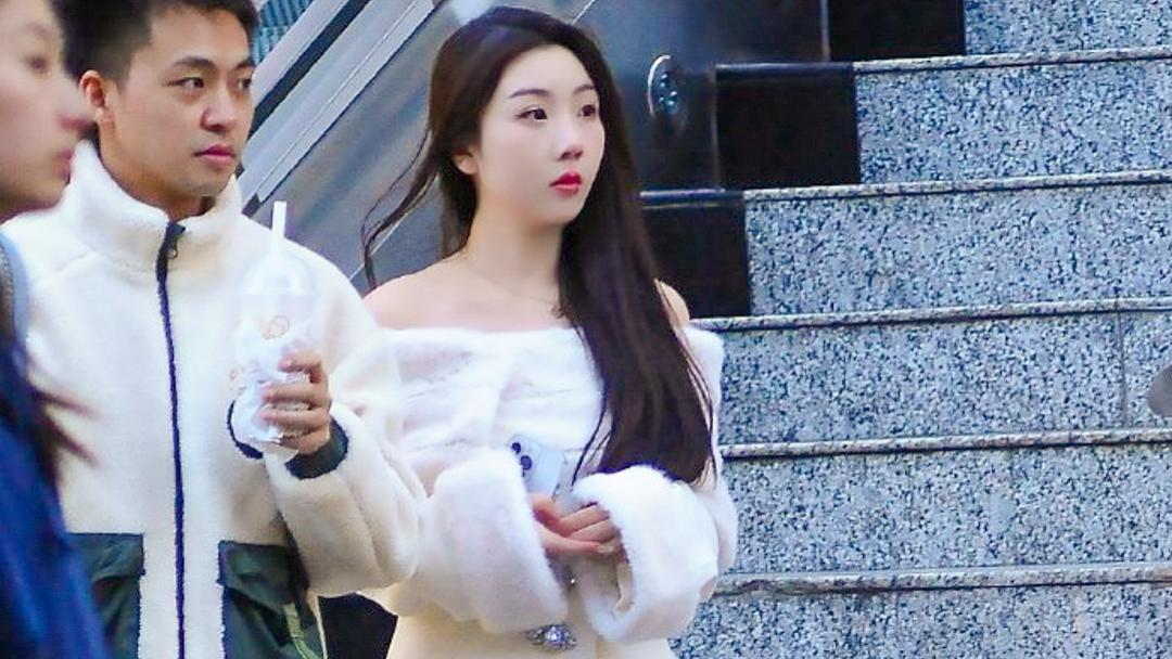 秋日顶流时尚非毛绒外套搭配莫属，时髦又迷人