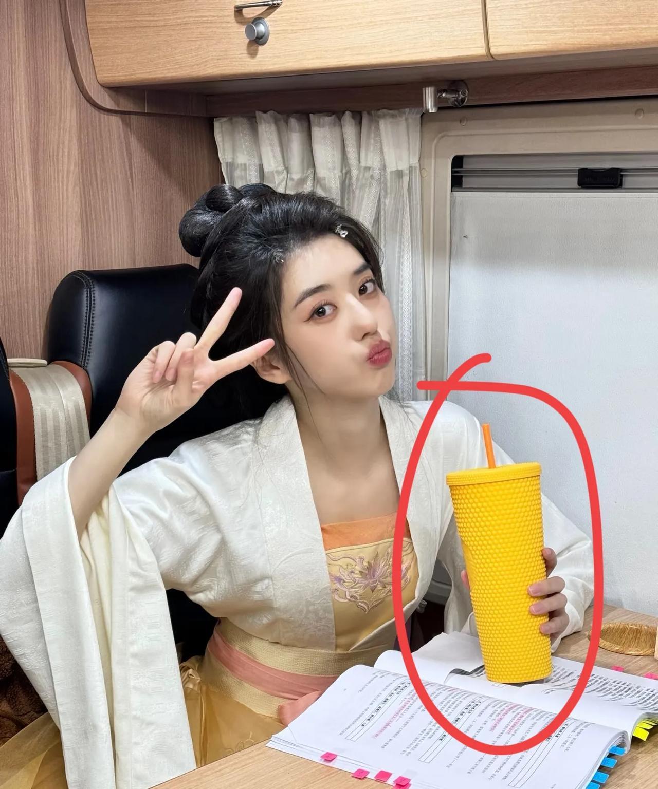 去查了一下李凯馨，不查不知道，
一查吓一跳！原来她和刘亦菲一样都认了一个干爹，她