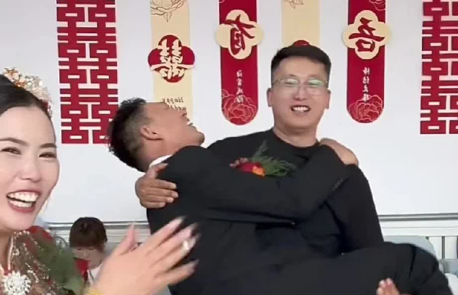 小红结婚当天太热闹了，农哥为了活跃气氛
竟然把160斤的新郎抱起来了[我想静静