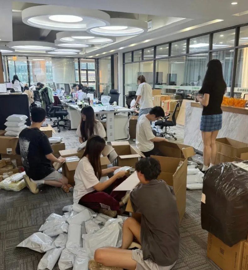 我们老板很聪明！
9月1号社保新规开始实行了，他要给我们买社保，不从工资里扣，而