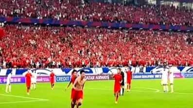 国足1:0赢下了巴林，队员脱衣表示欢呼。

虽然赢了比赛，事后看赛事，你会发现原