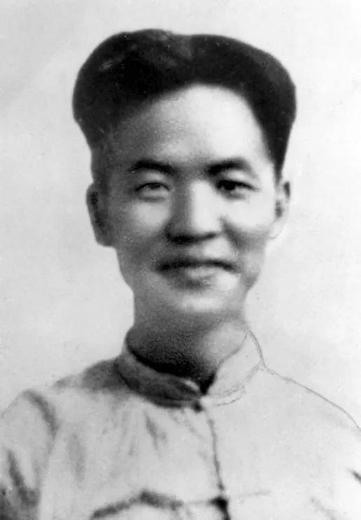 1909年，新婚夜，15岁的邓中夏忐忑地揭开新娘盖头，突然，他脸色发白，失神道：