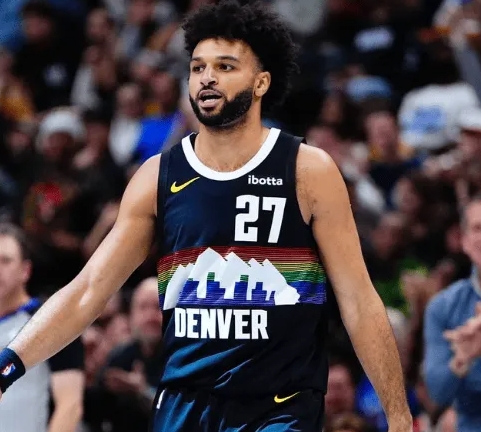  明日常规赛，掘金将在客场对阵凯尔特人。
据报道，默里（脚踝）、戈登（腿筋）、布