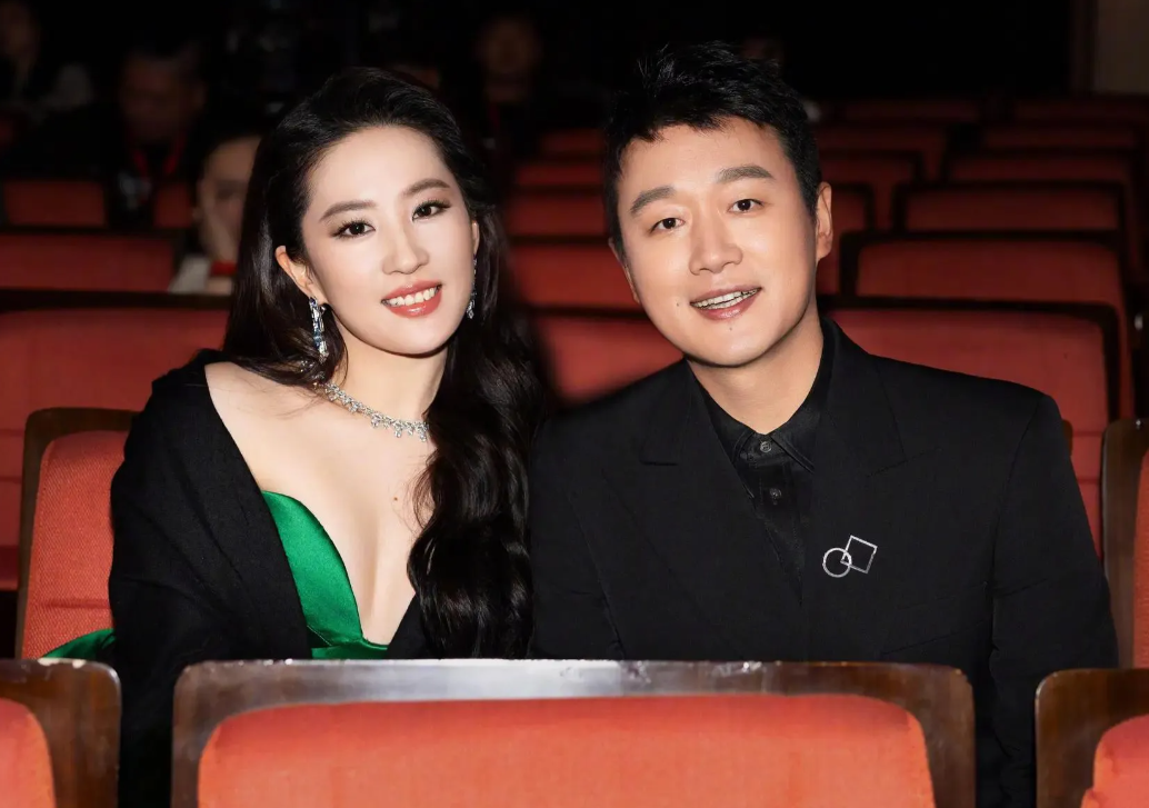 刘亦菲给佟大为江湖最高礼仪，合照露肩引起网友的关注。

原因无他，竟是刘亦菲在拍