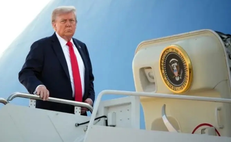 老特登上空军一号前往阿拉斯加出席历史性会晤。
从华盛顿到安克雷奇需飞行7-8个小