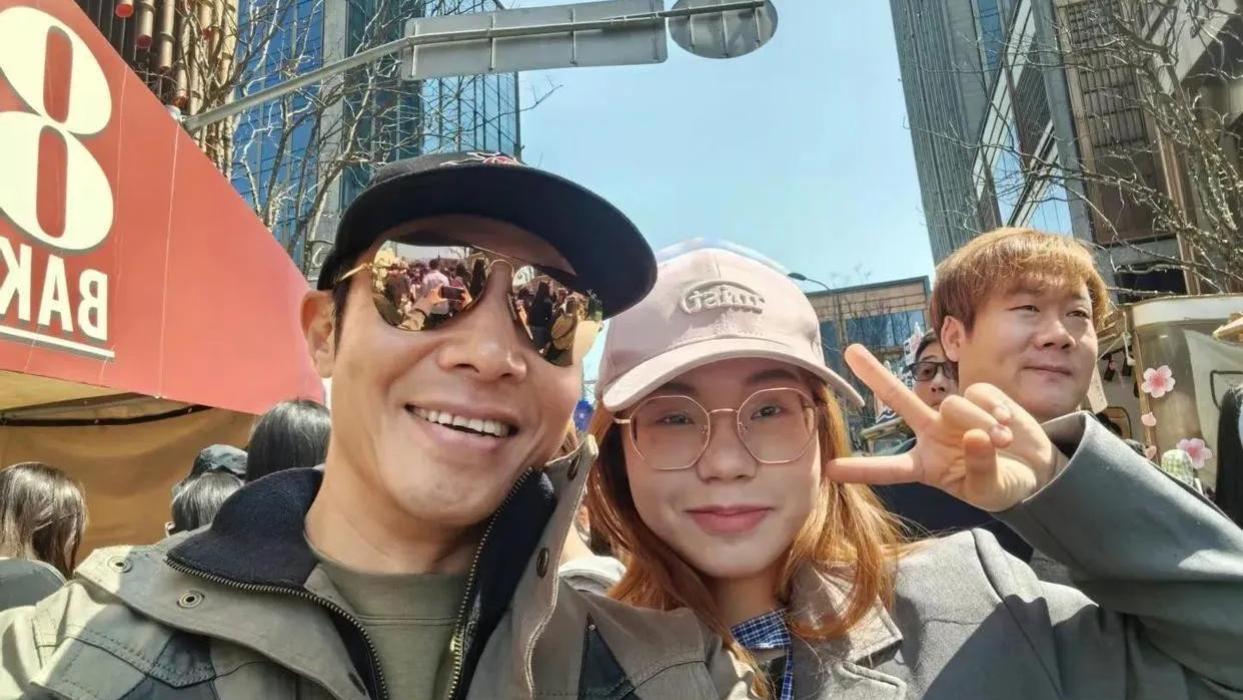 48 岁撒贝宁现身上海携家人游玩，保姆随行，李白红衣吸睛抢镜