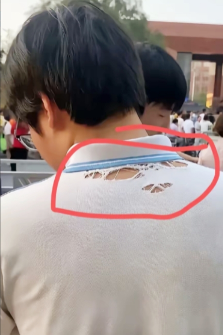 高考结束，全网都在找这个男孩子。这个男孩子穿了一件T恤参加高考，一看这件T恤穿了
