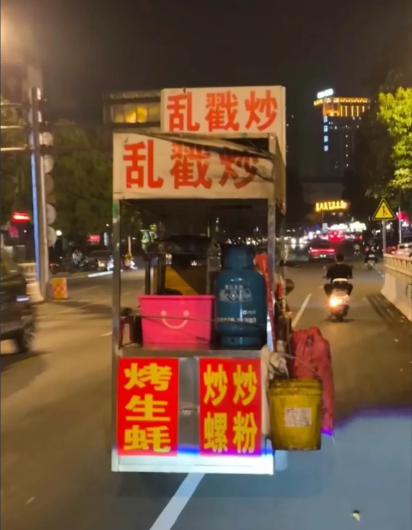 没想到黄焖鸡最近这么火热！以前吃过，我觉得还挺好吃的，当然是叫的外卖，里面有土豆