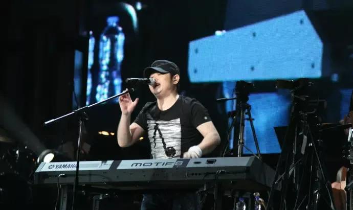 刀郎武汉演唱会震撼人心！7分钟奇迹时刻，场内外万人同声合唱，歌声响彻云霄。这不仅