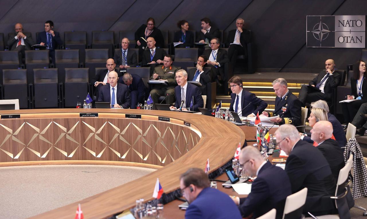 美国太天真了，以为会马到成功，结果现在傻眼了。乌克兰不可能全盘接受美国的矿产协议