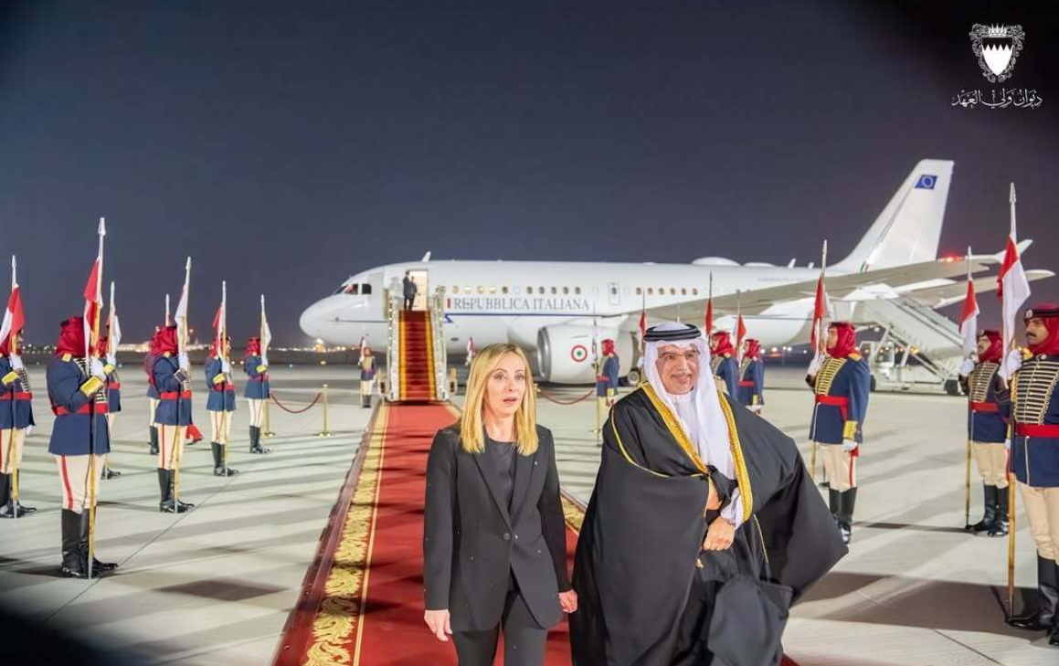 梅洛尼抵达巴林，一身全黑职业装走在红毯上，金发抢镜！12月2日，意大利总理焦尔吉