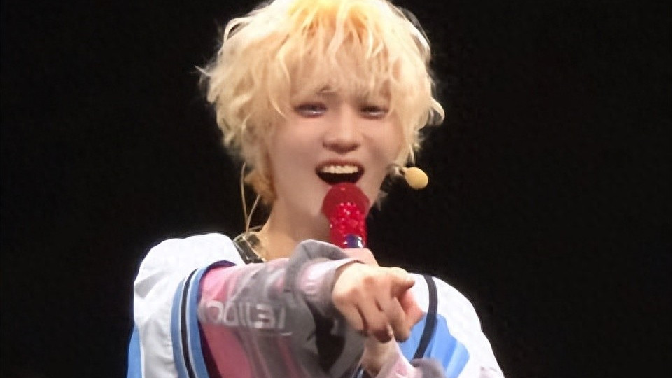 鹿晗演唱会用屁股画爱心炸场！粉丝灯牌逼出隐藏技能