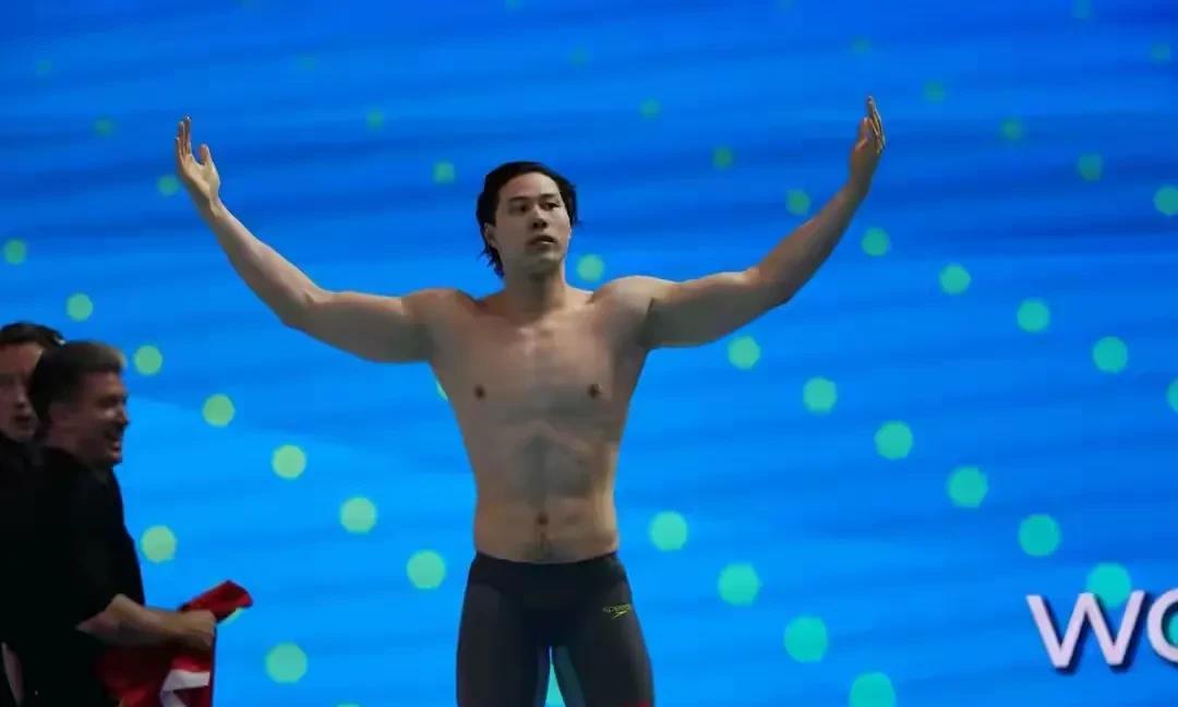 潘展乐本次世锦赛在个人单项上，已经注定颗粒无收。有了福冈和巴黎的高光表现，本届新